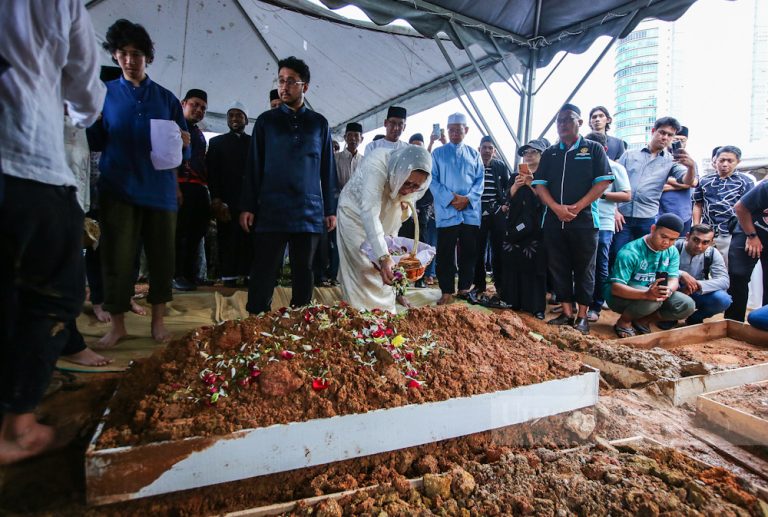 Jenazah Tun Daim Zainuddin selamat dikebumikan