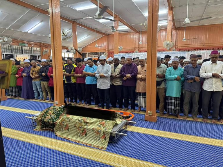 Tanah runtuh: Jenazah 2 beradik selamat dikebumikan dalam 1 liang lahad