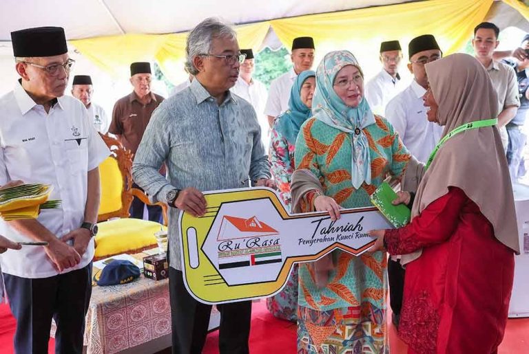Sultan Pahang berkenan serah kunci rumah Ru’RASA kepada penerima di Lipis