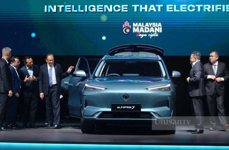 Anwar lancar Proton e.MAS 7, jadi kenderaan rasmi ASEAN 2025