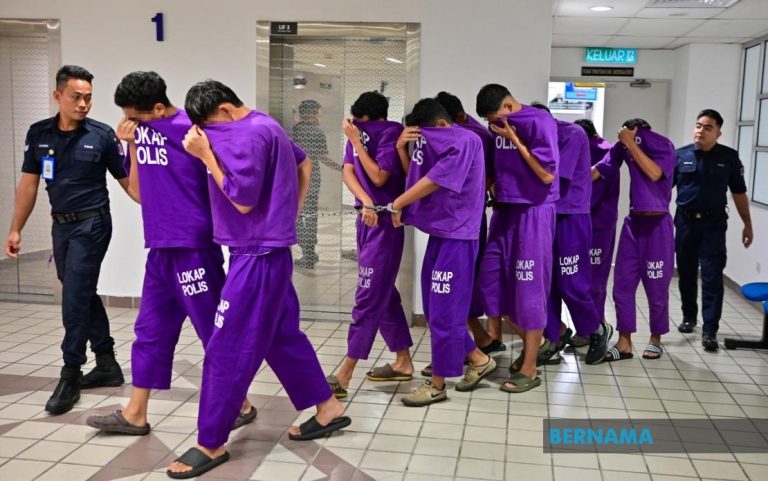 12 penuntut universiti ditahan disyaki pukul pelajar bergilir-gilir