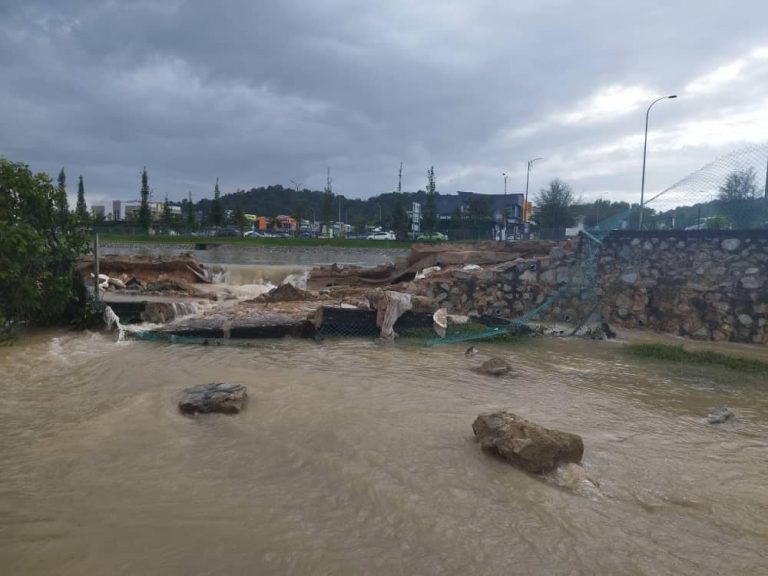 Takungan air pecah: Pusat Khidmat Rakyat Parlimen Sungai Buloh turun padang bantu penduduk