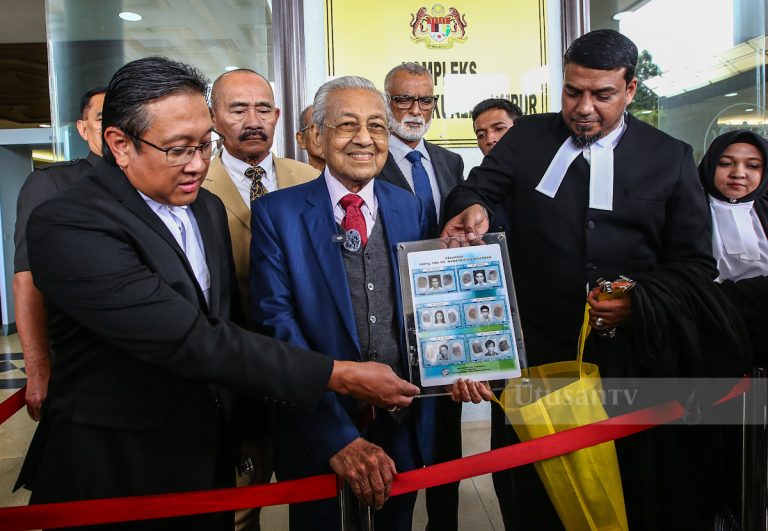 Tun M tunjuk salinan asal kad pengenalan, dokumen keluarga