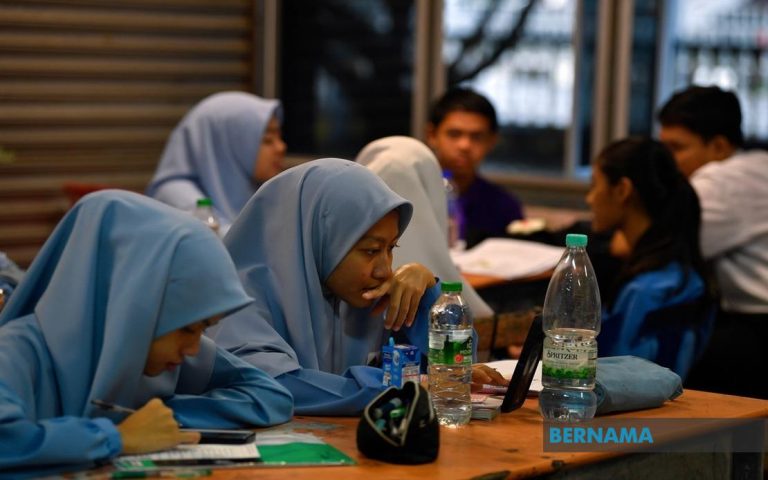Peperiksaan SPM hari pertama berjalan lancar