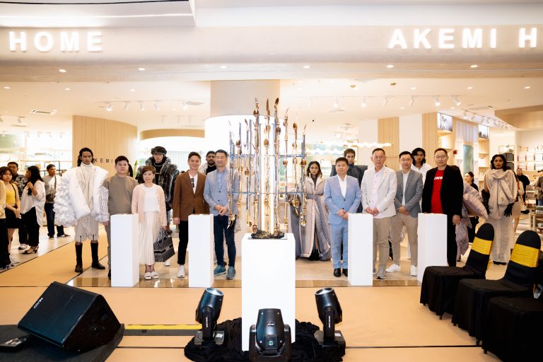 Barisan artis Universal Music Malaysia & Alternate Record serta beberapa selebriti lain rancakkan pembukaan gedung AKEMI di Sunway Pyramid