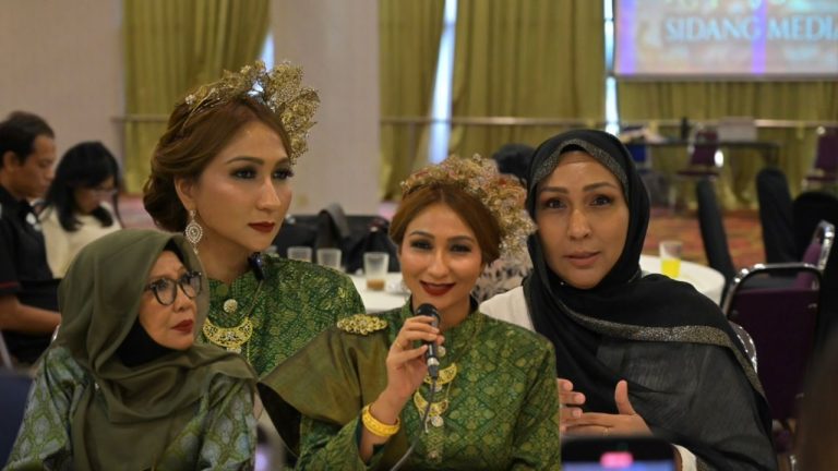 Inginkan keberkatan, Kak Nona tak pernah lupa kongsi rezeki bersama ahli keluarga – “Saya selesa bekerja dengan adik-beradik, tak ajar anak-anak bermewah”