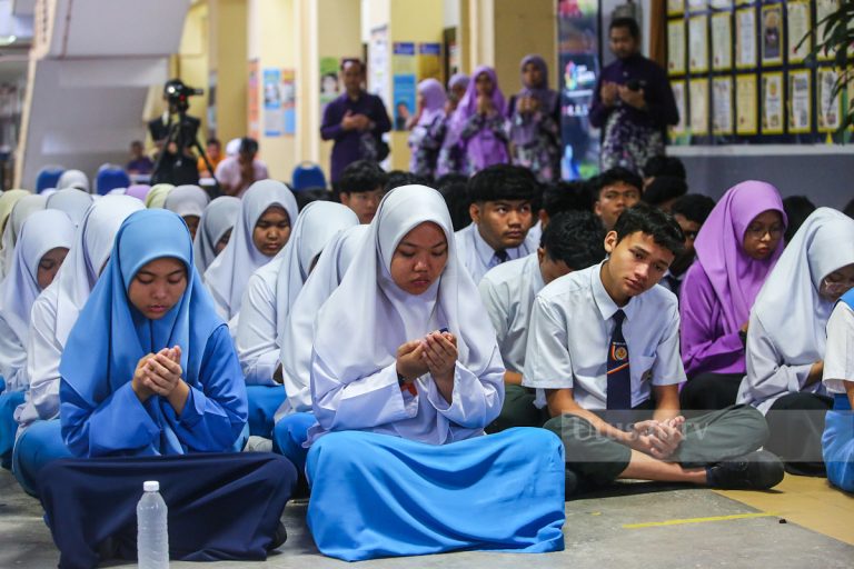 97 peratus calon hadir SPM hari pertama
