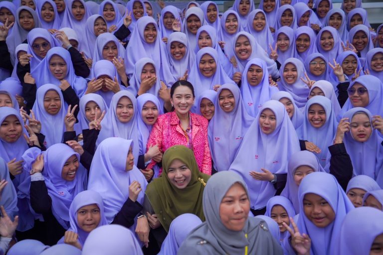Paethongtarn mahu bawa kemakmuran, puak pemisah bawa penduduk ke kuburan