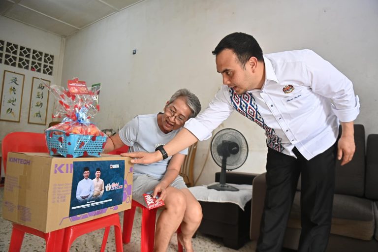PM sampaikan sumbangan kepada pesakit kanser sempena Tahun Baharu Cina