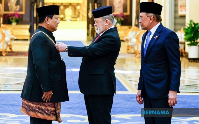 Agong kurnia Darjah Kerabat Johor kepada Presiden Indonesia