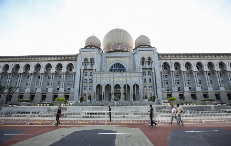 Mahkamah tangguh keputusan rayuan kerajaan penyelarasan pencen pesara ATM