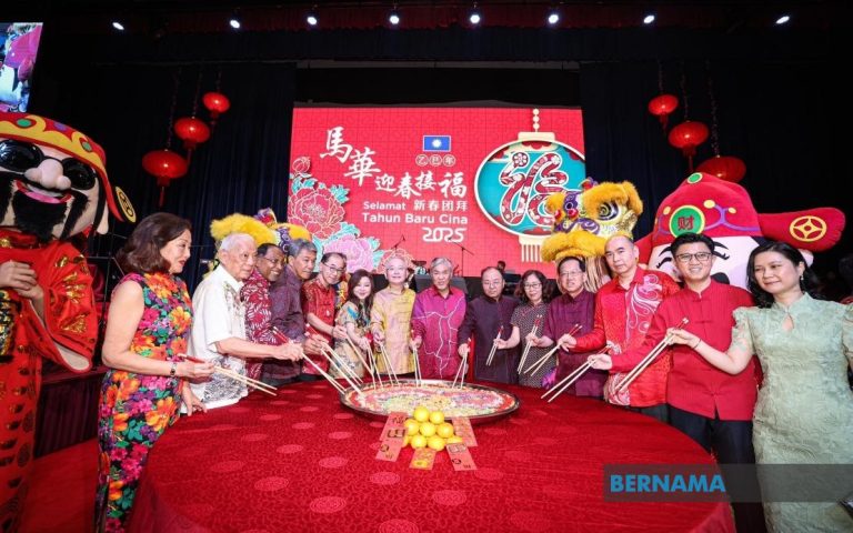 Ahmad Zahid meriahkan Rumah Terbuka Tahun Baharu Cina MCA