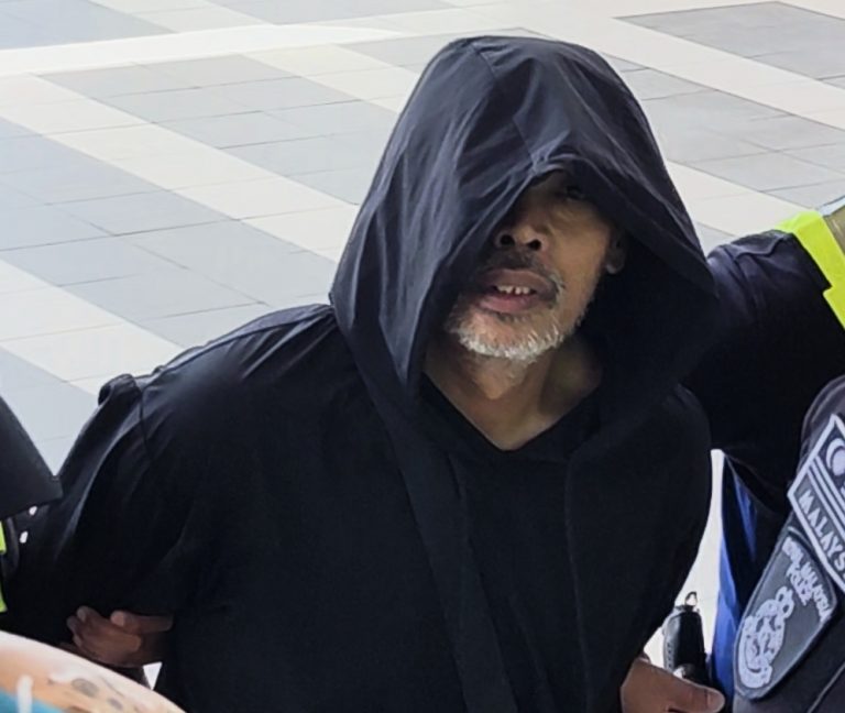 Pengawal peribadi mengaku tak bersalah tunjuk pistol ketika rompakan