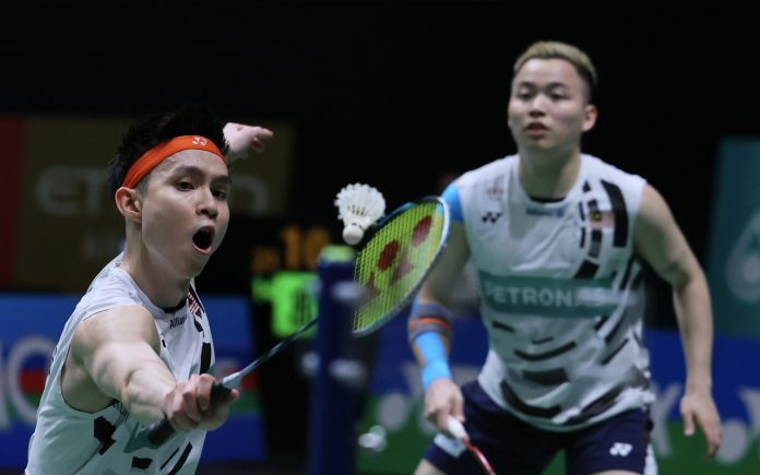 BEREGU Lelaki negara, Soh Wooi Yik (kiri) dan Aaron Chia ketika tewas di tangan pihak lawan dari Taiwan, Lee Fang Chih dan Lee Fan Jen pada Kejohanan Petronas Terbuka Malaysia di Axiata Arena Bukit Jalil. - FotoBERNAMA (