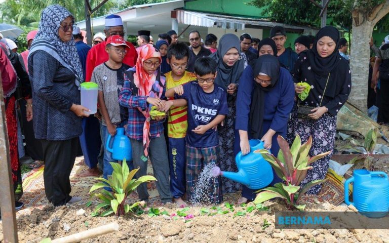 Bekas wartawan Utusan Melayu Muhammad Basir selamat dikebumikan