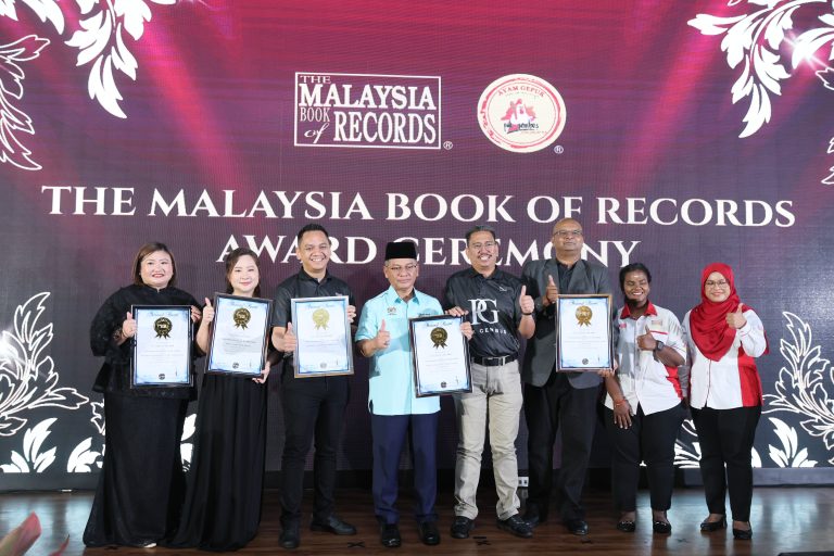 Ayam Gepuk Pak Gembus lakar sejarah terima 5 pengiktirafan Malaysia Book of Records