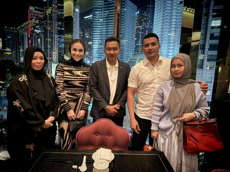 Aaron Aziz terima anugerah DPDDM, pencapaian karier seni & angkat martabat golongan artis dalam bidang diceburi