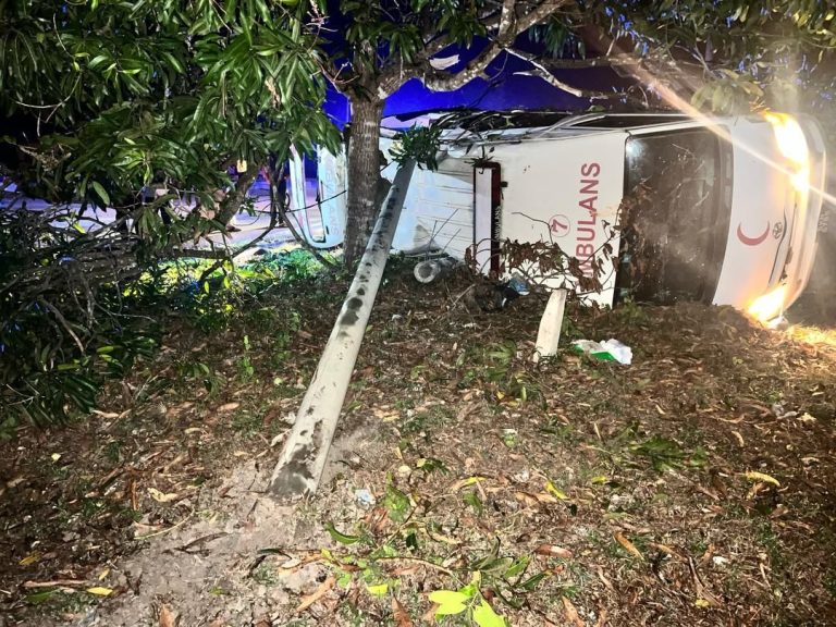 Ambulans bawa pesakit terbabas, langgar pokok di Marang