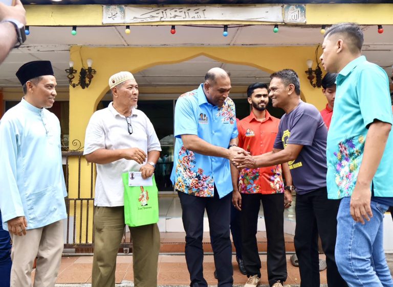 Ramanan serah semua gaji, elaun kepada enam surau sekitar Parlimen Sungai Buloh