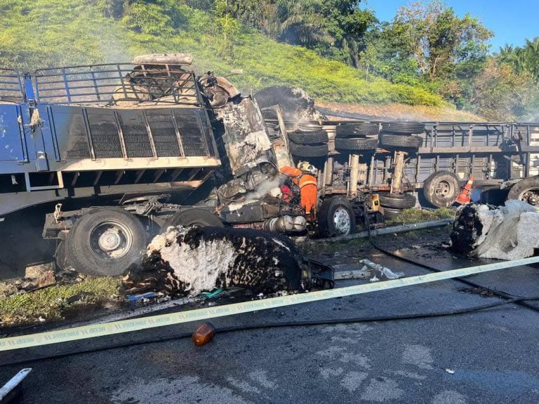 Dua beranak rentung treler langgar treler