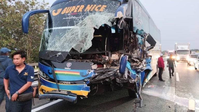 Bas ekspres langgar treler muatan besi, 8 cedera