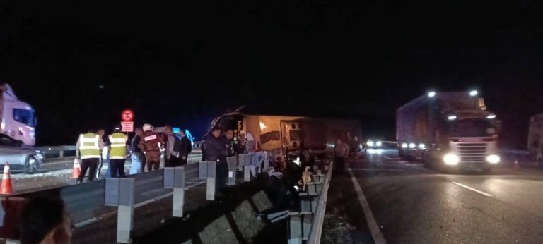 Enam cedera, bas ekspres terbalik dekat Rembau