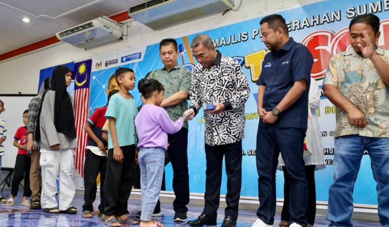400 murid di Beruas terima bantuan persekolahan YBR