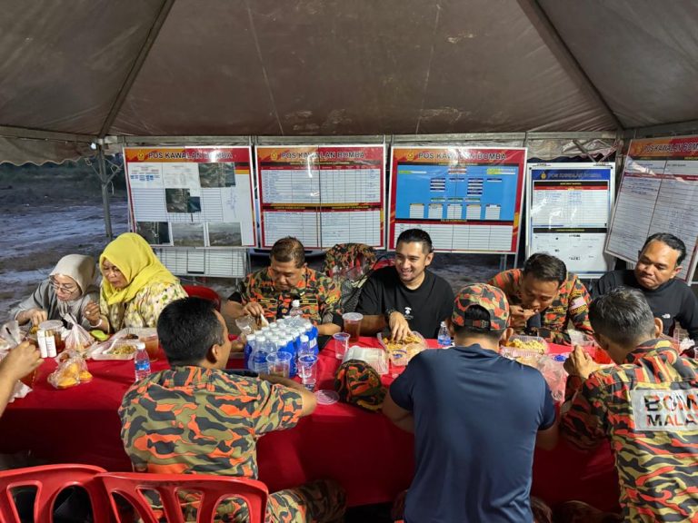 [VIDEO] Fizie kongsi rezeki & berbuka puasa bersama abang Bomba di lokasi kebakaran hutan Pekan