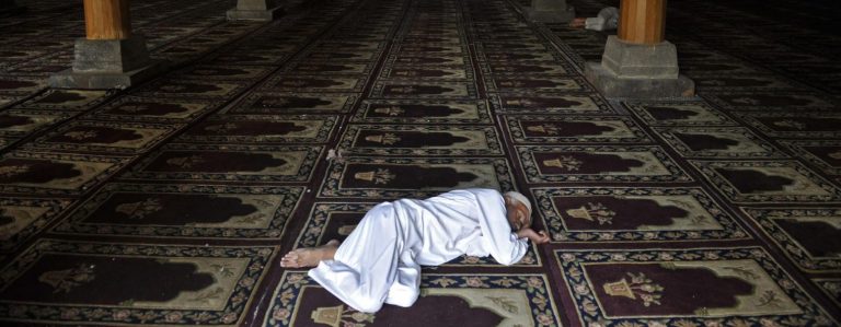 Tidurlah sekejap pada waktu siang, kerana syaitan tidak tidur siang