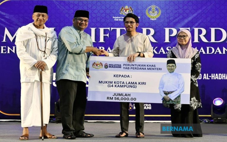 PM sumbang bantuan Aidilfitri kepada golongan memerlukan di Padang Rengas