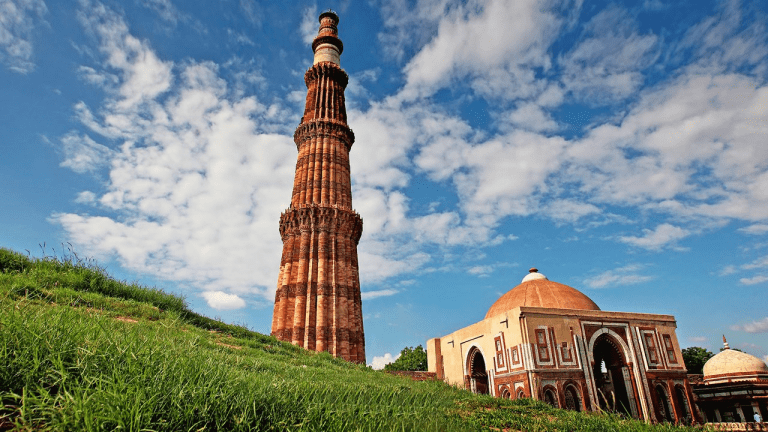 QUTB MINAR | Menara bata lambang kemegahan pemerintah Islam di India