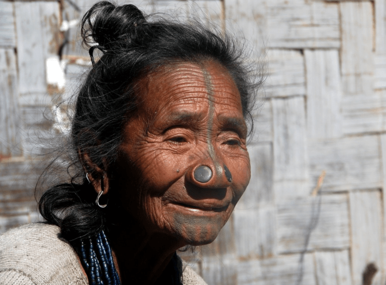 Tradisi aneh suku kaum wanita di Himalaya ini, sumbat hidung supaya kelihatan buruk agar tidak diculik musuh