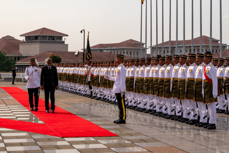 Presiden Maldives diberi sambutan rasmi di Perdana Putra