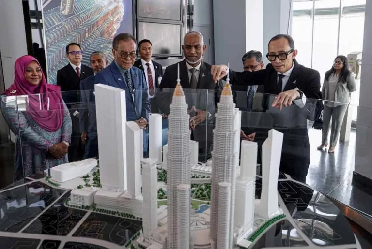 Presiden Maldives lawat Menara Berkembar Petronas