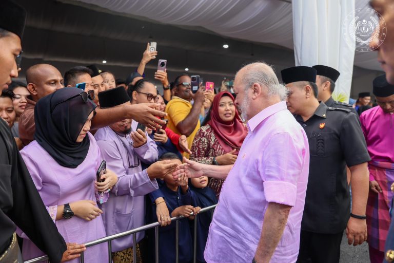 Agong berkenan berangkat ke Majlis Rumah Terbuka Istana Johor