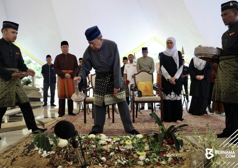 Sultan Selangor, Tengku Permaisuri berangkat ziarah pusara Tun Abdullah