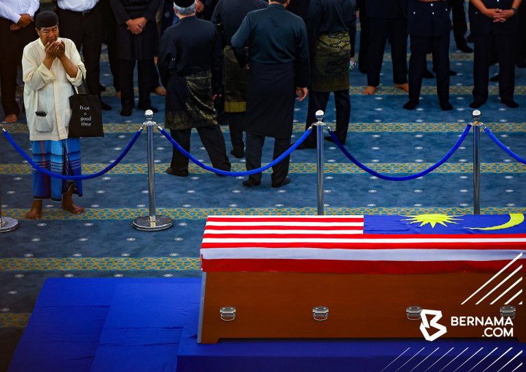 Gambar tular Ustaz Zen: Momen tenang, khusyuk berdoa di sisi jenazah Tun Abdullah