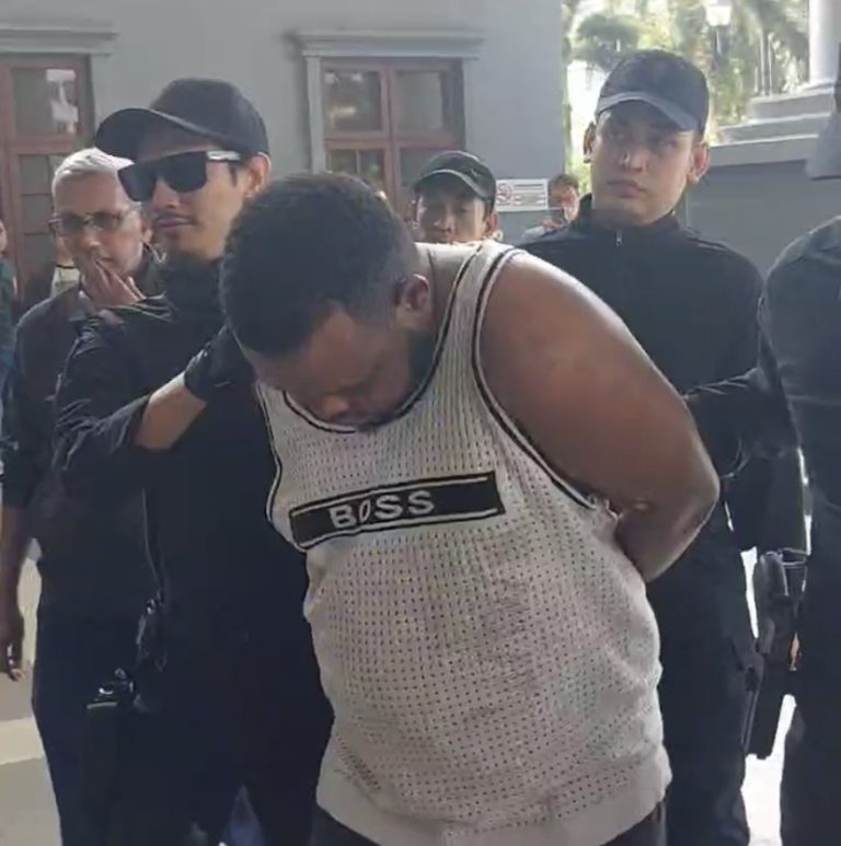 Penuntut kolej warga Nigeria tak mengaku gigit telinga koperal sampai putus