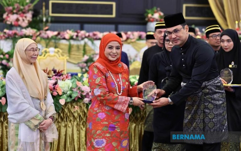 Raja Permaisuri Agong berangkat ke majlis santapan petang bersama penggiat seni, karyawan negara