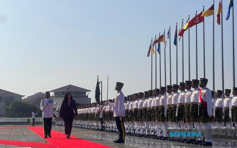 Presiden Kosovo diberi sambutan rasmi di Perdana Putra