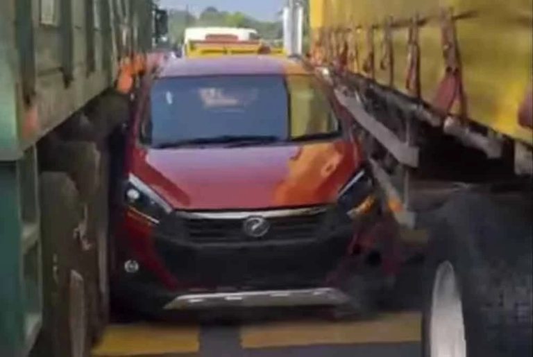 Axia jingga terhimpit dua treler sebab salah masuk lorong