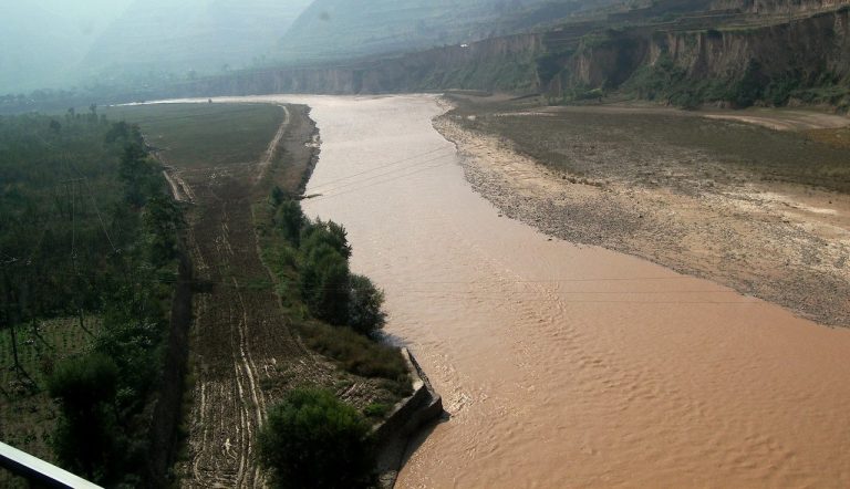 Ini kisah lelaki yang mencari rezeki dengan ‘menangkap’ mayat di sungai paling berbahaya di dunia