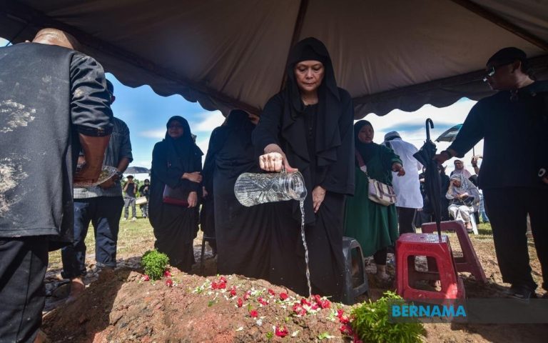 Jenazah seniwati Sophia Ibrahim selamat dikebumikan