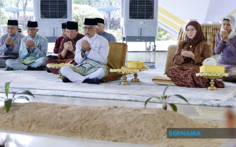 Sultan Pahang berkenan ziarah pusara Tun Abdullah di Makam Pahlawan