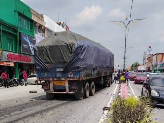 Treler hilang kawalan rempuh lima kenderaan – polis
