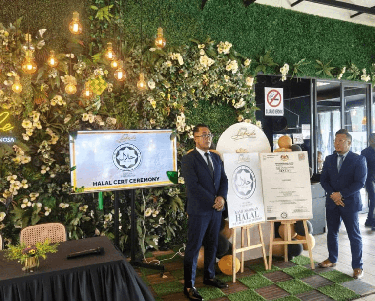 White N Black Lakeside terima sijil HALAL. Sasar buka 20 cawangan berstatus HALAL dalam masa 3 tahun