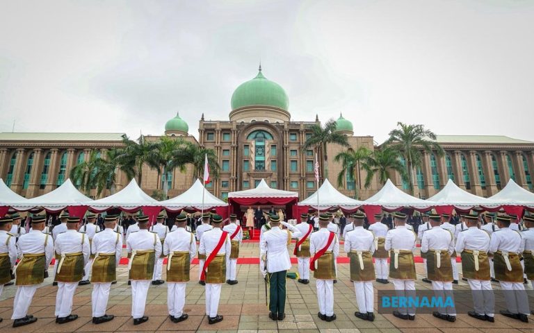 Presiden Poland diberi sambutan rasmi di Perdana Putra