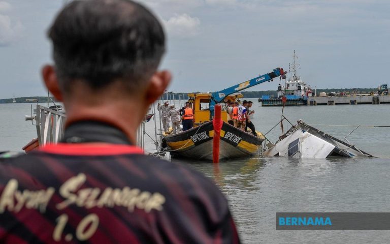 Insiden bot terbalik: Bot berjaya diapungkan, pencarian mangsa diteruskan