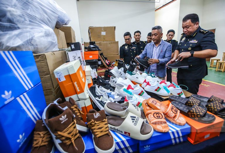 KPDN KL rampas 15,000 pasang kasut, selipar tiruan