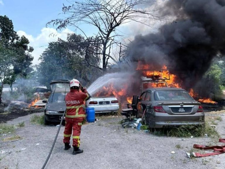 Kandang terbakar: 19 kambing rentung, seekor selamat dan 4 kenderaan rosak